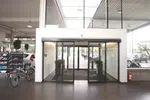 Sistema de puerta corredera automática para puertas grandes y pesadas, referencia Powerdrive PL de GEZE. Para puertas de hasta 200 Kg